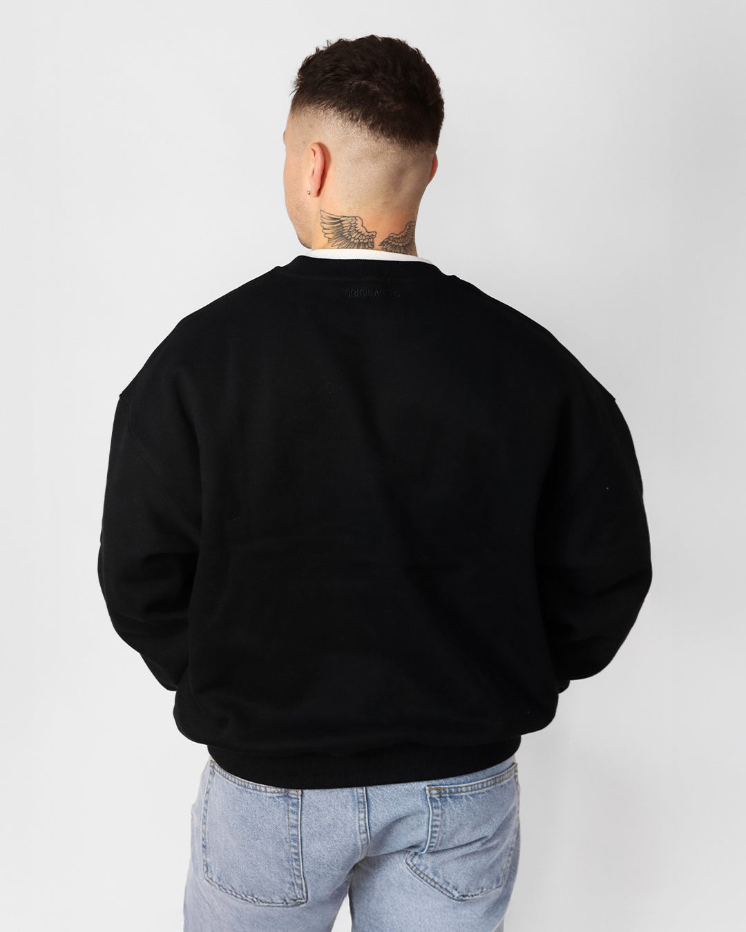 Essential Crewneck Black 01