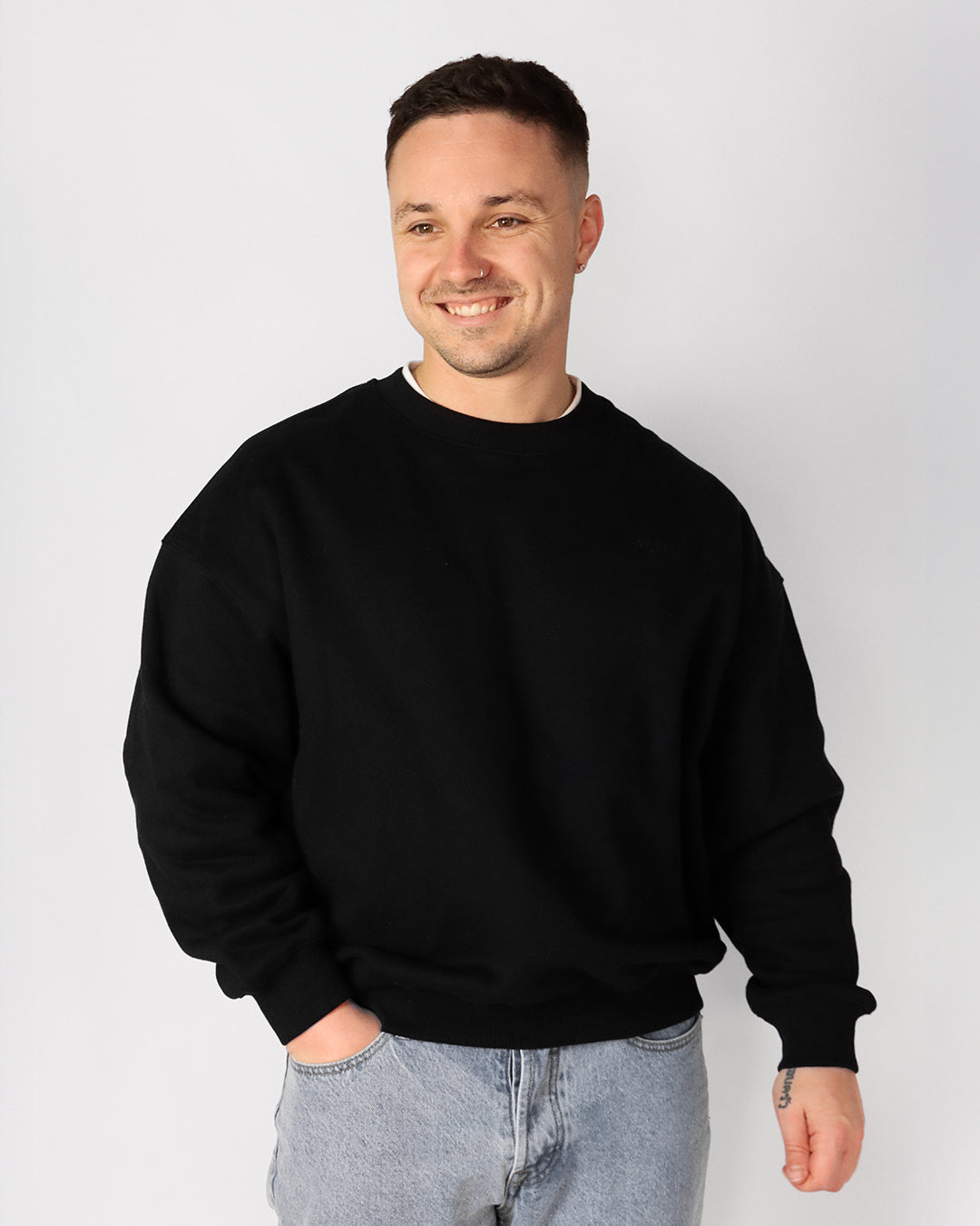 Essential Crewneck Black 02