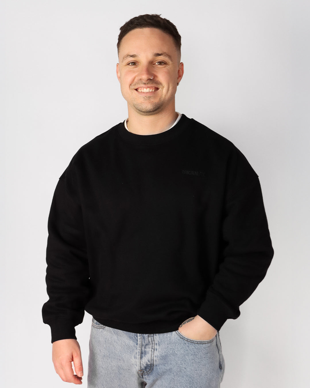 Essential Crewneck Black 03
