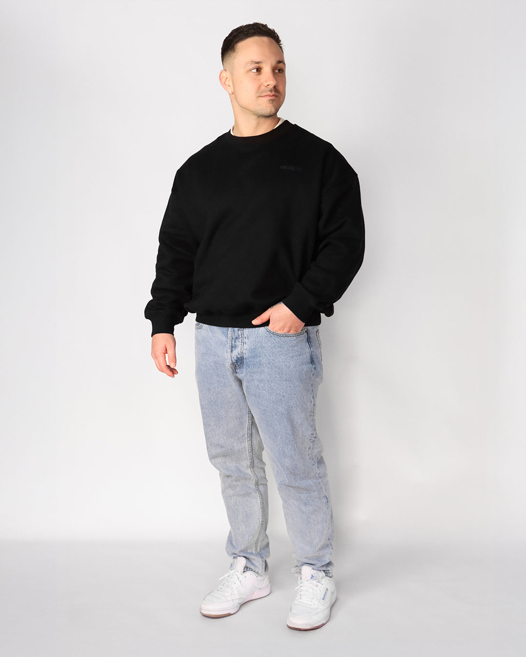 Essential Crewneck Black 05